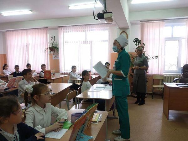 07.02.2023 жылы мектеп медбикелерімен оқушылар арасындағы кең тарап жатқан гепатит А туралы түсіндіру жұмыстары жүргізілді.Одан қалай сақтануға болды және белгілері айтылды. ​