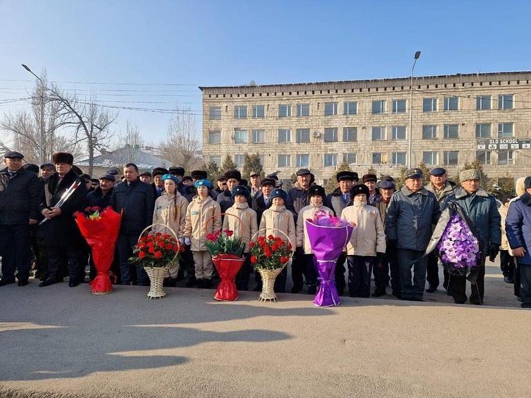 15 февраля 2023 года учащиеся школы-гимназии 38 возложили цветы к памятнику воинов-интернационалистов